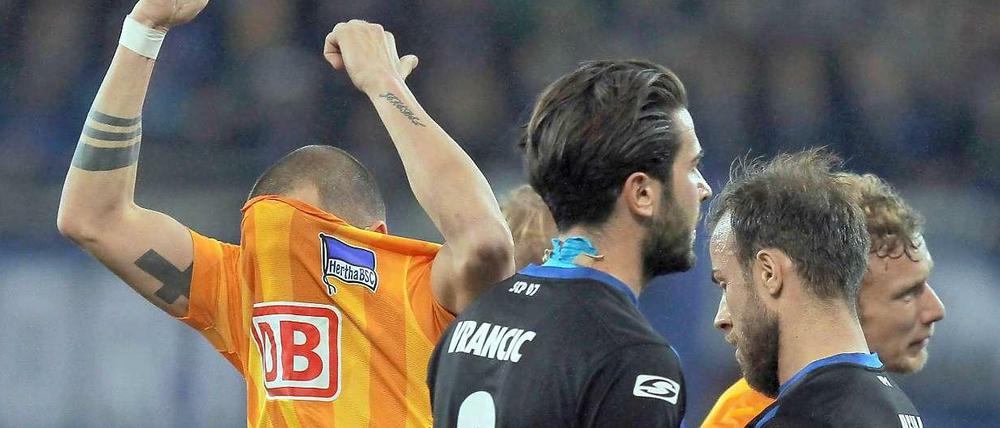 Wieder nichts: Herthas John Heitinga kann nur noch wegschauen.