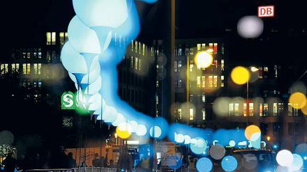 Leuchtendes Band. 15 Kilometer weit zieht die Lichtergrenze mit den leuchtenden Ballons sich durch die Stadt.