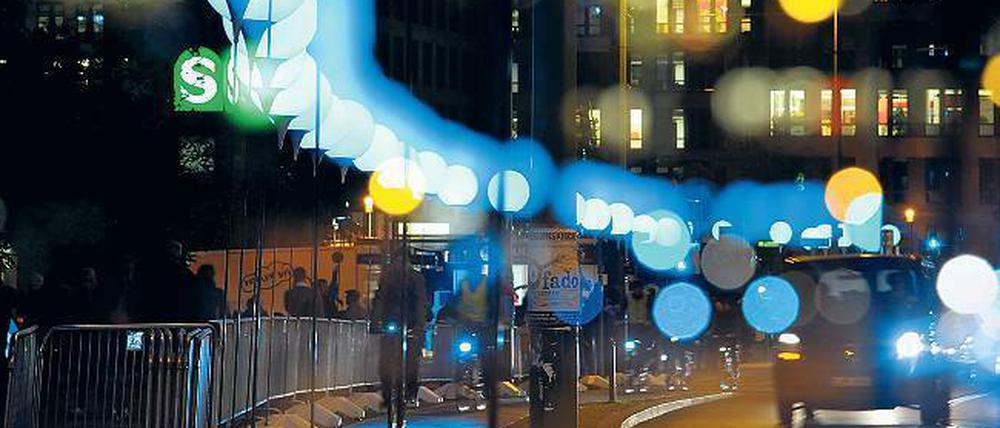 Leuchtendes Band. 15 Kilometer weit zieht die Lichtergrenze mit den leuchtenden Ballons sich durch die Stadt.