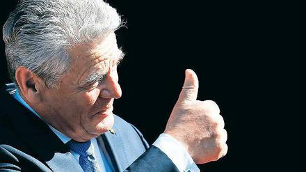 Bundespräsident Joachim Gauck verteilt den Ehrensold.
