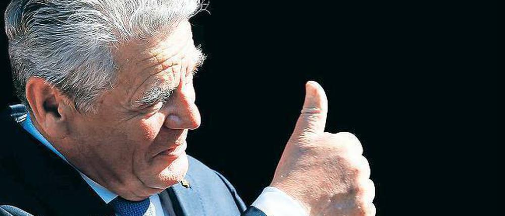 Bundespräsident Joachim Gauck verteilt den Ehrensold.