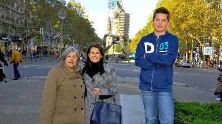 Große Freiheit. Am Tauentzien und auf dem Ku’damm traf sich die Familie nach dem Mauerfall, hier treffen sich Luca-Leon, seine Mutter Katja Blasczok-Schreck und deren Tante Ute Wenzel-Spoo, die im Westen wohnte, auch fürs Foto. Luca hat im Aufsatz beschrieben, wie sich damals alle wiederfanden. 