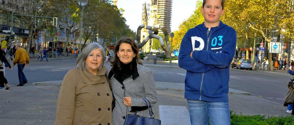 Große Freiheit. Am Tauentzien und auf dem Ku’damm traf sich die Familie nach dem Mauerfall, hier treffen sich Luca-Leon, seine Mutter Katja Blasczok-Schreck und deren Tante Ute Wenzel-Spoo, die im Westen wohnte, auch fürs Foto. Luca hat im Aufsatz beschrieben, wie sich damals alle wiederfanden.