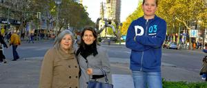 Große Freiheit. Am Tauentzien und auf dem Ku’damm traf sich die Familie nach dem Mauerfall, hier treffen sich Luca-Leon, seine Mutter Katja Blasczok-Schreck und deren Tante Ute Wenzel-Spoo, die im Westen wohnte, auch fürs Foto. Luca hat im Aufsatz beschrieben, wie sich damals alle wiederfanden.
