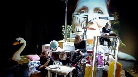Im Hintergrund die Mutter (Margit Bendokat), im Vordergrund das Ensemble von "Die Schönheit von Ost-Berlin" am Deutschen Theater.
