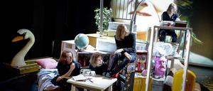 Im Hintergrund die Mutter (Margit Bendokat), im Vordergrund das Ensemble von "Die Schönheit von Ost-Berlin" am Deutschen Theater.