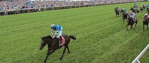 Großer Turf. Jockey Ryan Moore ließ der Konkurrenz mit Protectionist keine Chance. 