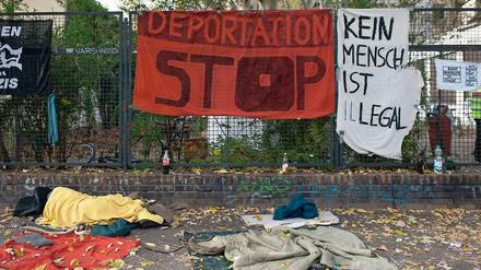 Decken sind offenbar in Ordnung - Schlafsäcke nicht. Die Polizei hat die Auflagen für die Mahnwache vor der Gerhart-Hauptmann-Schule durchgesetzt.