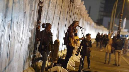 An der East Side Gallery ist alles für die Lichtergrenze am 25. Jahrestag des Mauerfalls vorbereitet.