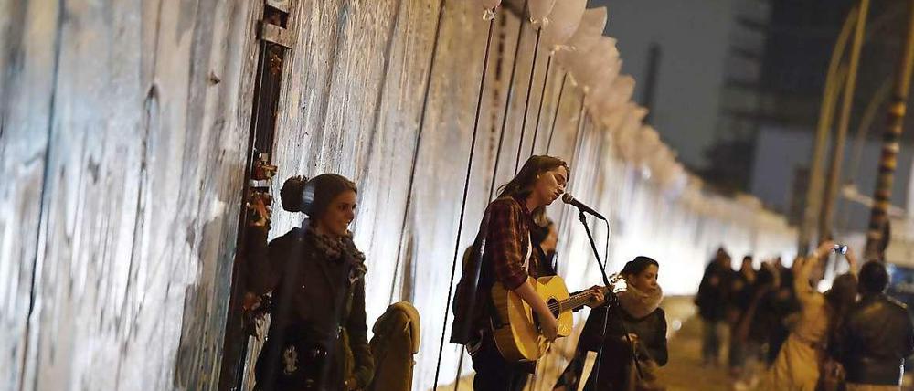 An der East Side Gallery ist alles für die Lichtergrenze am 25. Jahrestag des Mauerfalls vorbereitet.