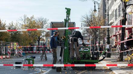 Arbeiter am gestrigen Sonntag bei Bohrungen. Bärlinde hatte etwas zuviel Druck abgelassen - die Straßendecke hob sich und hat nun Risse.