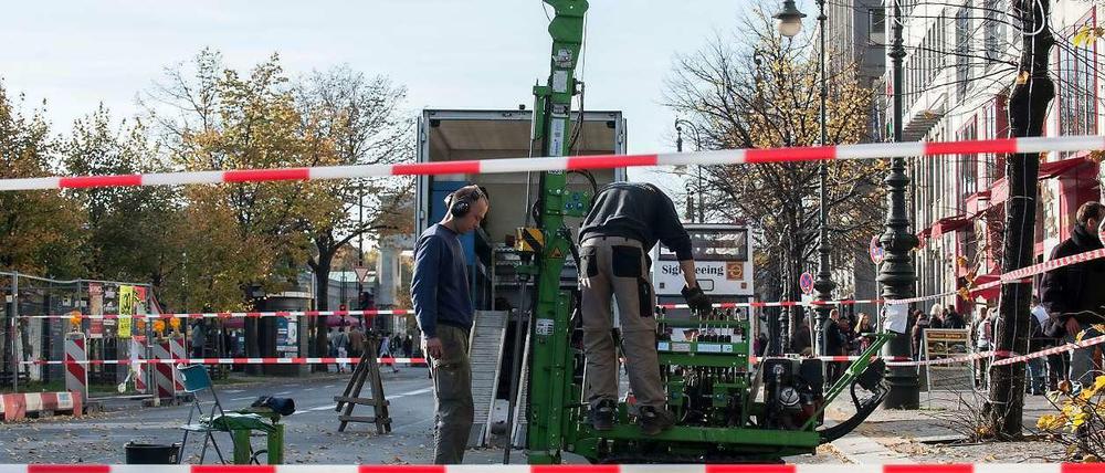 Arbeiter am gestrigen Sonntag bei Bohrungen. Bärlinde hatte etwas zuviel Druck abgelassen - die Straßendecke hob sich und hat nun Risse.