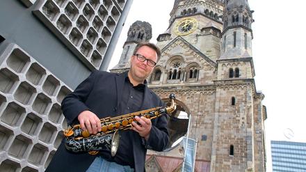 Uwe Steinmetz ist künstlerischer Leiter des Festivals. Sein Saxofon ist ein Nachbau eines Originals von Adolphe Sax und auch schon 80 Jahre alt. 
