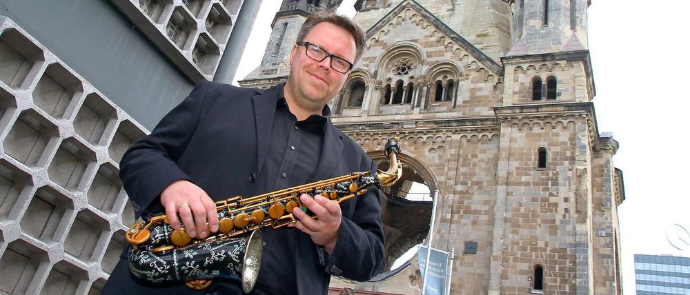 Uwe Steinmetz ist künstlerischer Leiter des Festivals. Sein Saxofon ist ein Nachbau eines Originals von Adolphe Sax und auch schon 80 Jahre alt.