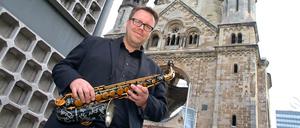 Uwe Steinmetz ist künstlerischer Leiter des Festivals. Sein Saxofon ist ein Nachbau eines Originals von Adolphe Sax und auch schon 80 Jahre alt. 