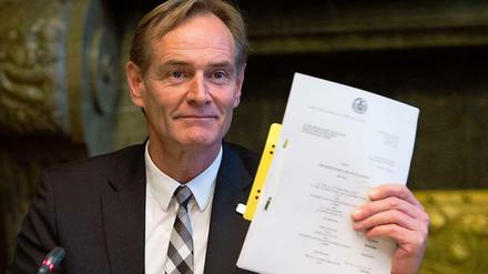Oberbürgermeister Burkhard Jung (SPD) hält die Anschrift des Urteils des Londoner High Court of Justice hoch.