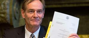 Oberbürgermeister Burkhard Jung (SPD) hält die Anschrift des Urteils des Londoner High Court of Justice hoch.