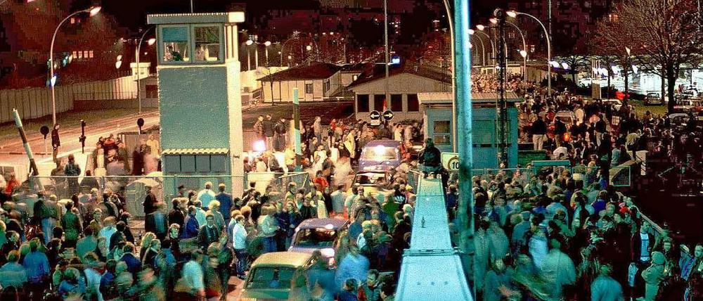 Der Offizier Harald Jäger trifft unter dem Ansturm der Massen am Grenzübergang Bornholmer Straße die Entscheidung seines Lebens: Wir fluten!