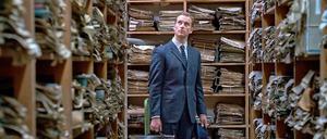 Der junge Staatsanwalt Johann Radmann (Alexander Fehling) im Labyrinth der Akten.