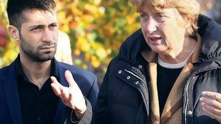 Erinnerung. Barbara John mit Mustafa, dem Bruder des ermordeten Mehmet Turgut.