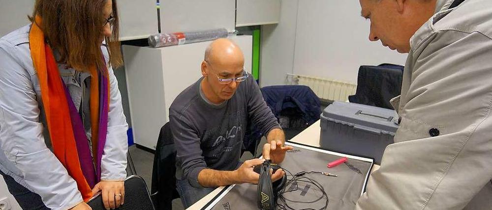 Auftakt im neuen Repair-Café. Hier wird an einem defekten Kopfhörer gearbeitet.