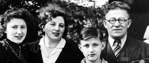 Gerda, Erna, Manfred und Aron Segal im Sommer 1938 in Berlin. Zu diesem Zeitpunkt ahnen sie noch nicht, welche Ausmaße die nationalsozialistische Verfolgung der Juden annehmen wird und dass sie eines Tages versuchen werden, versteckt in Berlin zu überleben. 