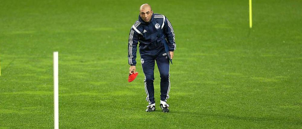 Hier stellt der Chef die Hütchen auf. Schalkes Trainer Roberto Di Matteo.