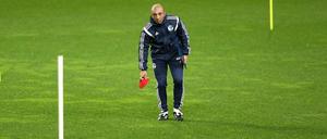 Hier stellt der Chef die Hütchen auf. Schalkes Trainer Roberto Di Matteo.