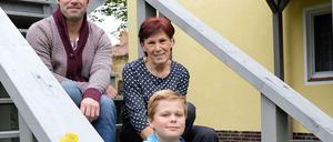 Andy und Wim und Annerose Witte in ihrem Garten in Berlin-Rahnsdorf. Wim hat die persönliche Mauerfall-Geschichte seiner Oma Annerose von 1989 in einem Aufsatz aufgeschrieben.