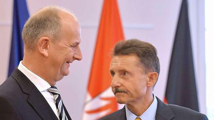 Der alte und neue brandenburgische Ministerpräsident Dietmar Woidke ernennt Karl-Heinz Schröter zum Minister für Inneres und Kommunales.