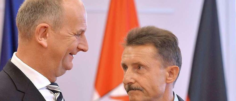 Der alte und neue brandenburgische Ministerpräsident Dietmar Woidke ernennt Karl-Heinz Schröter zum Minister für Inneres und Kommunales.