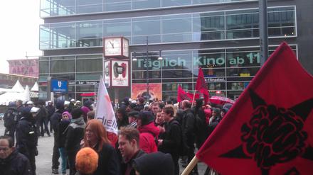 Polizei und Demonstranten stehen sich am Alexanderplatz gegenüber. Im S-Bahnhof war es kurzzeitig zu Auseinandersetzungen gekommen.