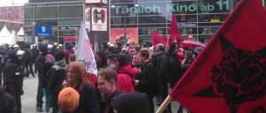 Polizei und Demonstranten stehen sich am Alexanderplatz gegenüber. Im S-Bahnhof war es kurzzeitig zu Auseinandersetzungen gekommen.