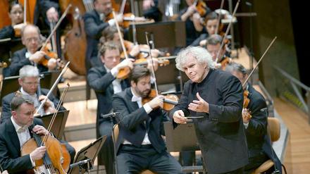 Simon Rattle dirigiert das Konzert zum 25. Jubiläum des Mauerfalls in der Philharmonie.