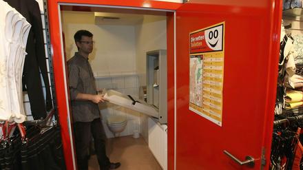 Ein Einzelhändler, der an der "Nette Toilette"-Aktion teilnimmt, hat extra einen Babywickeltisch eingerichtet.