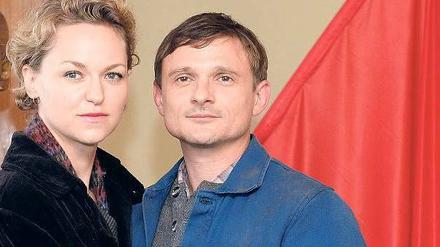 Journalistin Katja Wiese, gespielt von Lisa Wagner, reist für Reportagen nach Ost-Berlin und lernt so Martin Kupfer (Florian Lukas) kennen, den Widerständler aus „Weissensee“.