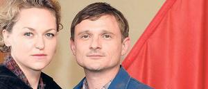 Journalistin Katja Wiese, gespielt von Lisa Wagner, reist für Reportagen nach Ost-Berlin und lernt so Martin Kupfer (Florian Lukas) kennen, den Widerständler aus „Weissensee“.