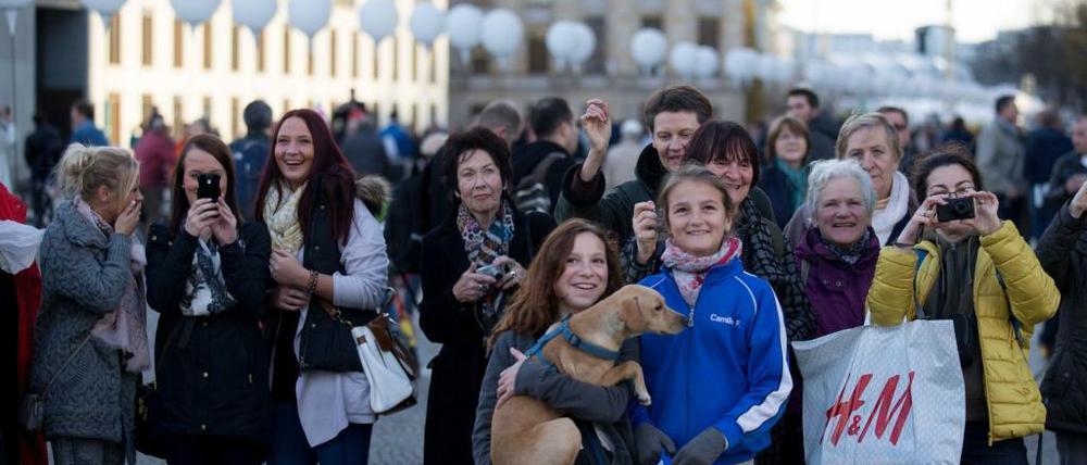 Gut gelaunte Gesichter, überall. Die Stadt ist voll von Menschen. Und alle haben so ein hübsches Lächeln im Gesicht wie hier im Regierungsviertel.