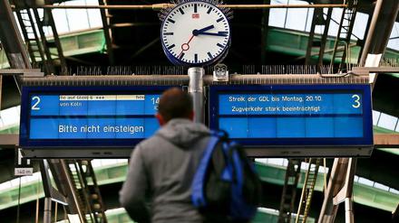 Die Bahn kommt - irgendwann. Ein "Tarifdiktat" wolle die Bahn über die GDL ausüben, moniert die Gewerkschaft. Damit "provoziere" sie neue Arbeitskämpfe. 
