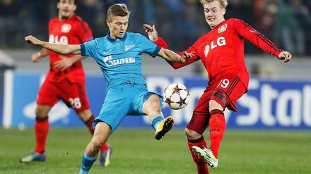Kampf um den Ball. Julian Brandt (r.) von Bayer 04 Leverkusen gegen Oleg Shatov von Zenit St. Petersburg.