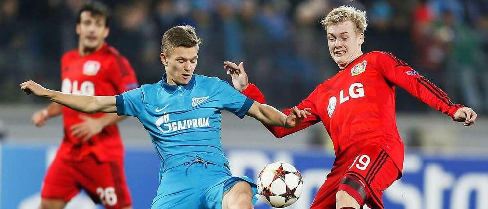 Kampf um den Ball. Julian Brandt (r.) von Bayer 04 Leverkusen gegen Oleg Shatov von Zenit St. Petersburg.