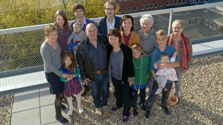 Deutsch-französische Verbindung. Großes Berlin-Treffen: Zum Geburtstag von Gudrun Boisseau - vorn in der Mitte mit ihrem Mann Michel - kamen Familie und Freunde zusammen: ganz links Tochter Fabienne mit Mann Matthieu. Hinter ihr Tochter Lily (13), vor ihr Edmée (5). Matthieu hat Achille (10 Monate) auf dem Arm. Dessen Zwillingsschwesterchen Philomène wird von Lucien Westermeyer (11) gehalten, der den Aufsatz geschrieben hat. Tochter Sylvie Boisseau und ihr Mann Frank stehen hinter Gudrun Boisseau, vor ihnen im grünen Shirt Sohn Ernesto (7). Die weißhaarige Dame ist Gudruns Cousine Karin Malicke, und die Runde komplettiert Freundin Monika Schraps, die damals "Liebesbotin" für Michels Briefe spielte.