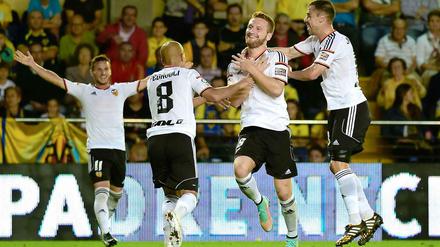 Matchwinenr: Mit seinen zwei Toren in der 64. und der 73. Minute leistete Shkodran Mustafi (2.v.r.) den entscheidenden Beitrag zum 3:1 seines Clubs FC Valencia beim FC Villarreal.