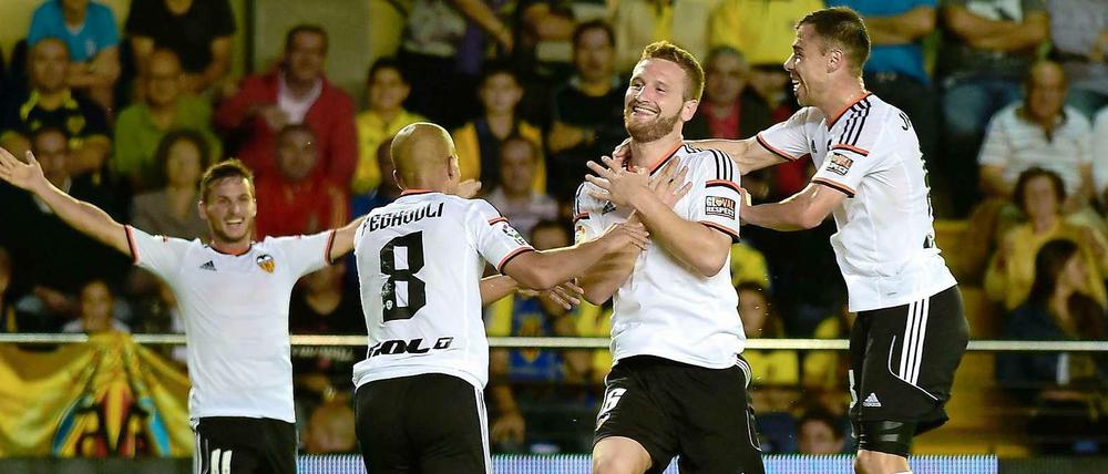 Matchwinenr: Mit seinen zwei Toren in der 64. und der 73. Minute leistete Shkodran Mustafi (2.v.r.) den entscheidenden Beitrag zum 3:1 seines Clubs FC Valencia beim FC Villarreal.