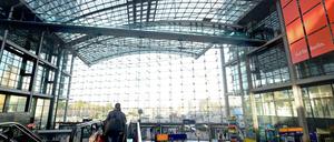 Über dem Abgrund. Die Brücken in der Halle des Hauptbahnhofs sind nichts für Leute mit schwachen Nerven. Macht aber nichts: Man darf sie sowieso nicht betreten.