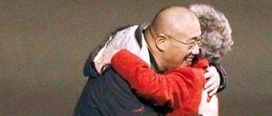 Der 46-jährige Kenneth Bae ist in Südkorea geboren. Der Missionar würde als evangelikaler Prediger von Nordkorea zu einer jahrelangen Haftstrafe in einem Arbeitslager verurteilt. Das Regime in Pjöngjang warf dem Mann vor, einen "religiösen Umsturz" geplant zu haben. Nun ist der in der Haft erkrankte Mann wieder zu Hause. Das Foto zeigt ihn bei seiner Ankunft in den Armen seiner Mutter.