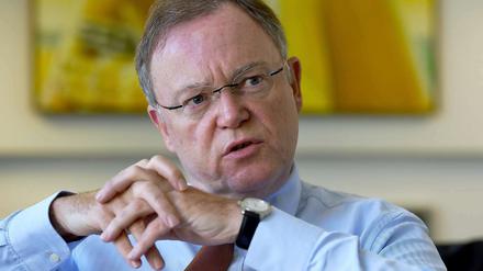 Stephan Weil (59) ist seit Februar 2013 Regierungschef in Niedersachsen. Der Jurist ist auch Landes-Chef der SPD. Der Ex-Oberbürgermeister von Hannover führt eine Koalition mit den Grünen.