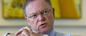 Stephan Weil (59) ist seit Februar 2013 Regierungschef in Niedersachsen. Der Jurist ist auch Landes-Chef der SPD. Der Ex-Oberbürgermeister von Hannover führt eine Koalition mit den Grünen.