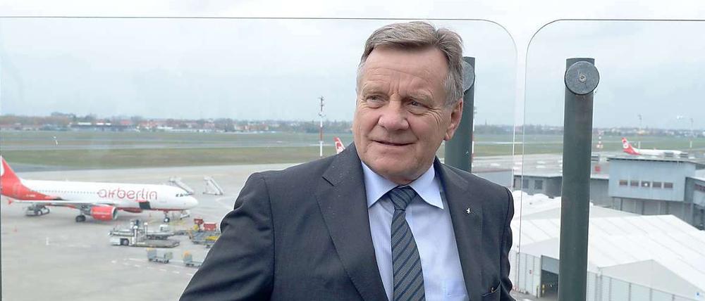 Hartmut Mehdorn bei einer Pressekonferenz am Flughafen Tegel. 