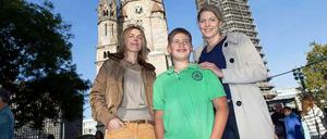 Kostenlos für alle DDR-Bürger. Vor 25 Jahren war der Breitscheidplatz auf dem Tail Haisler mit seiner Mutter Claudia und ihrer Freundin Manuela Mundt stehen, überfüllt und einige Unternehmen verteilten Waren. Der Trubel berührte damals die beiden Freundinnen aus Dessau unangenehm. 